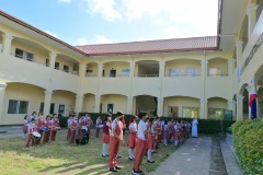 Filippine Gli alunni della scuola di Cavite, accolgono festosamente la Superiora Generale, Madre Maria Concepciòn, giunta dall’Italia.